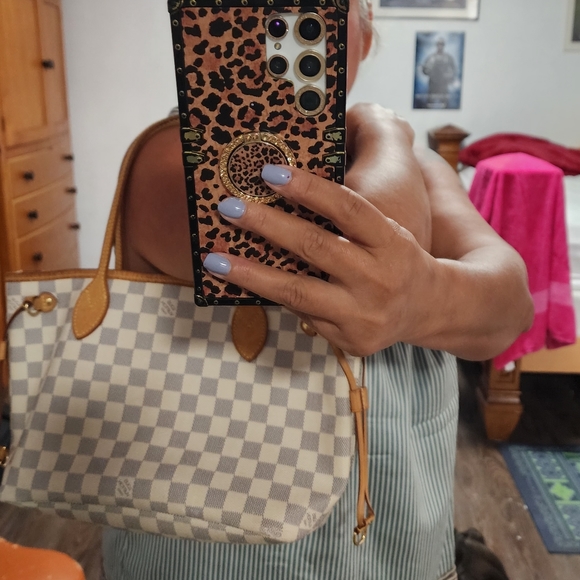 Authentic LV Purse With an Authenticated card From Poshmark. - Picture 1 of 9